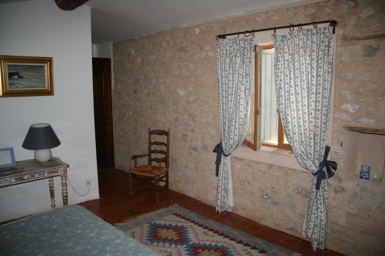 Le Jas Des Nevieres Panzió Pierrerue Kültér fotó